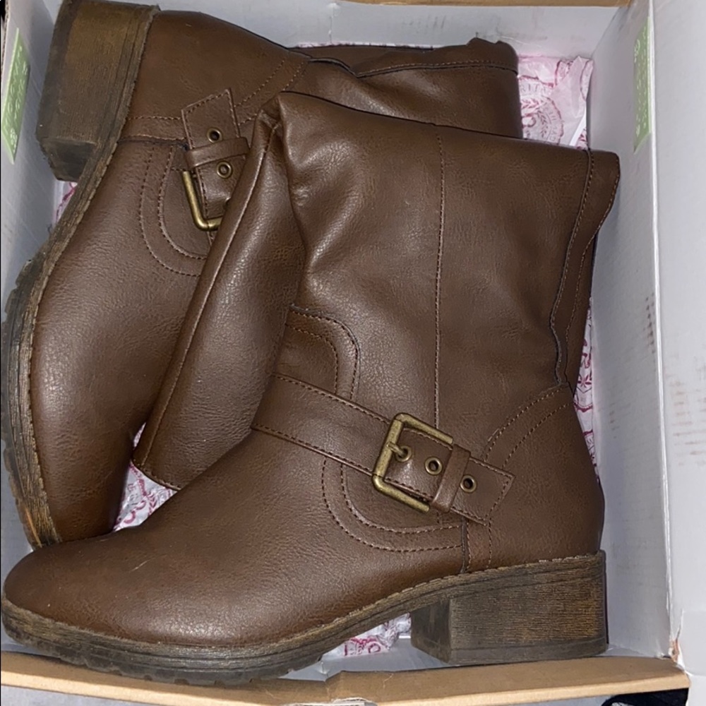 Brown women’s boots